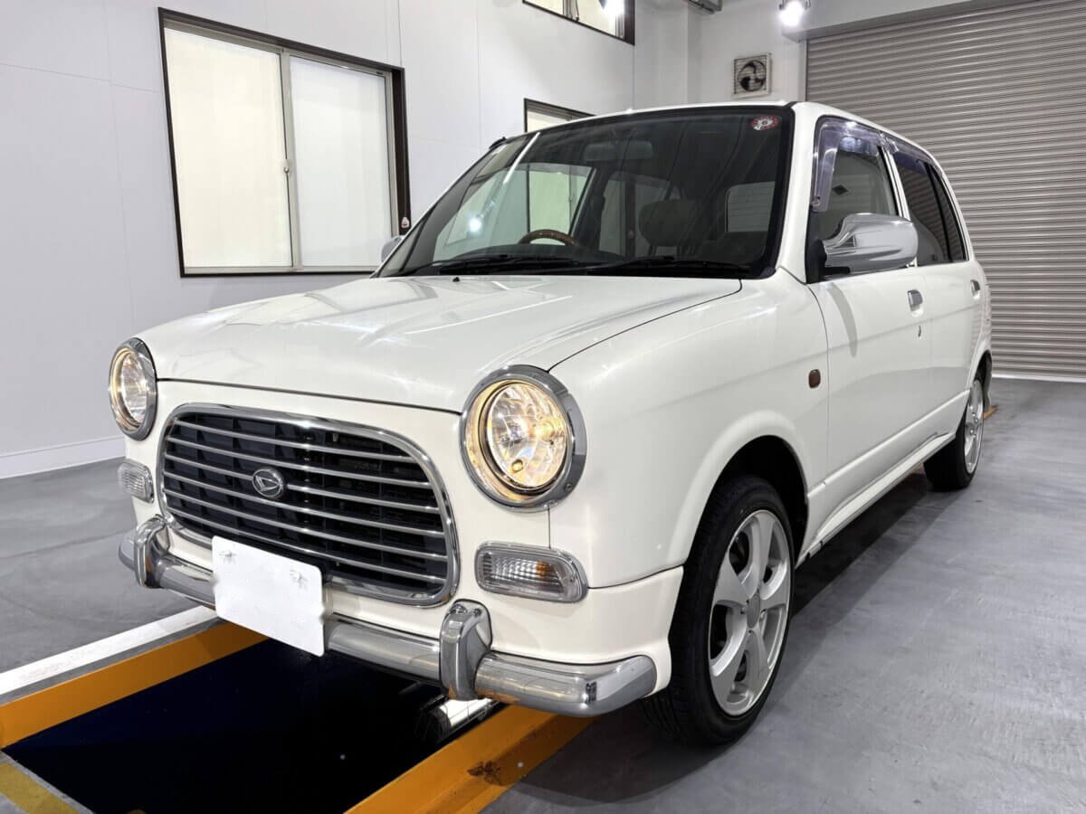 Oct. 2001 Daihatsu Mira Gino (DHMG0036932R0710)