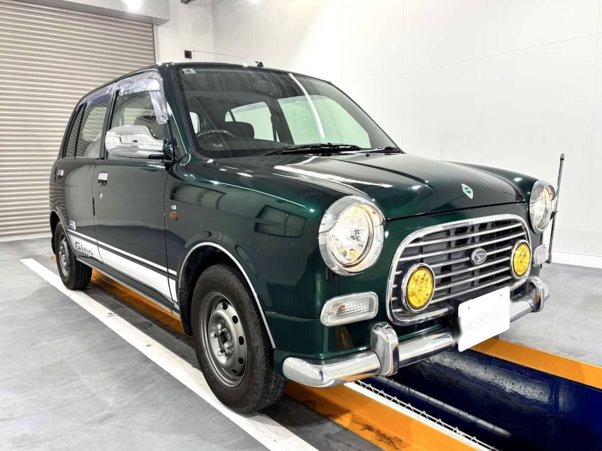 Apr. 2001 Daihatsu Mira Gino (DHMG0204361R0806)