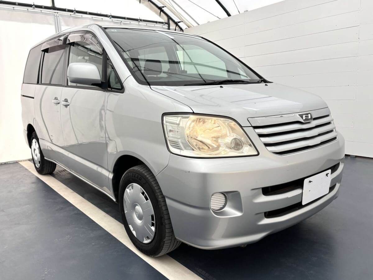 Dec. 2001 Toyota Noah (TYNA0014780R0806)