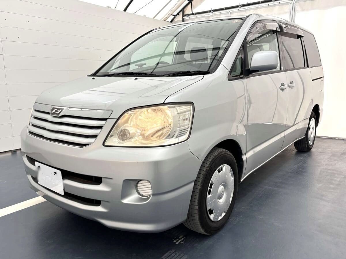 Dec. 2001 Toyota Noah (TYNA0014780R0806)